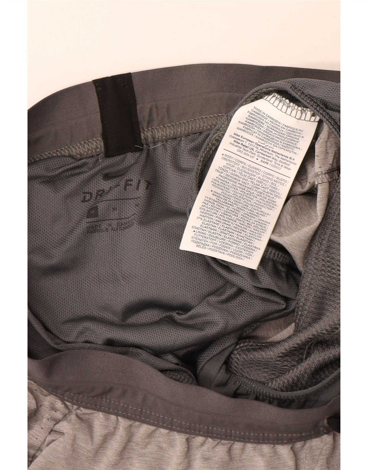 Ανδρικό αθλητικό σορτς Nike Dri Fit από μεσαίο γκρι πολυεστέρα