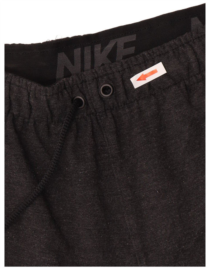 Ανδρικό αθλητικό σορτς Nike Dri Fit με μικρό γκρι βισκόζη