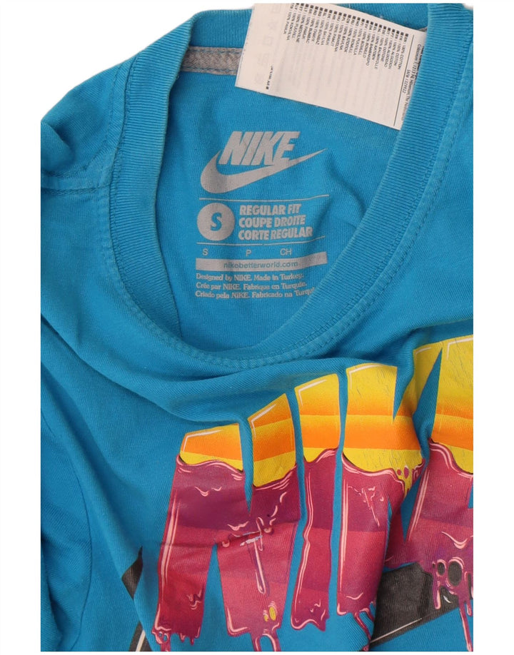 Ανδρικό μπλουζάκι Nike με κανονική εφαρμογή, γραφικό μπλουζάκι, μικρό μπλε βαμβακερό