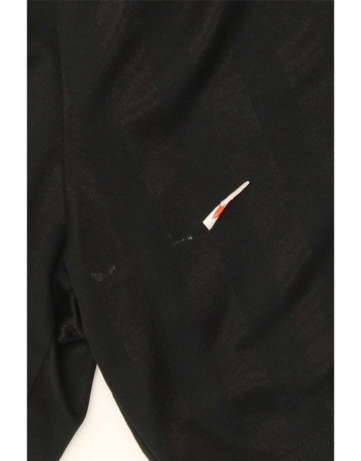 Ανδρικό αθλητικό σορτς Nike από μεσαίο μαύρο ριγέ πολυεστέρα