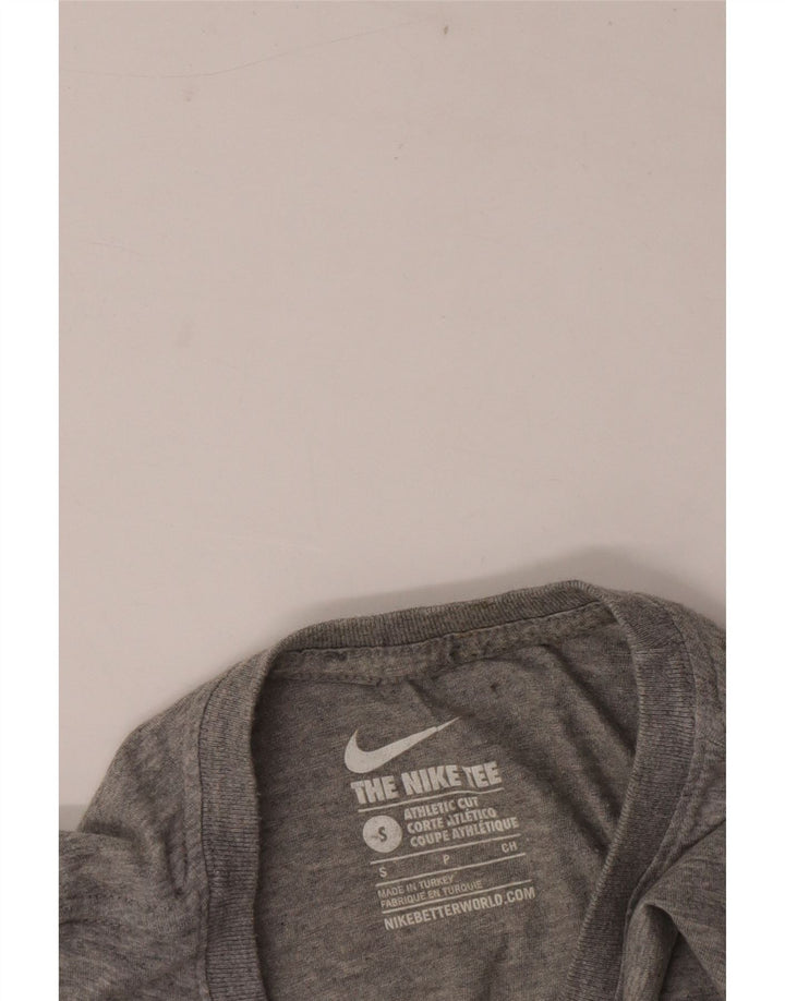 Ανδρικό μπλουζάκι Nike με κοψί και μικρό γκρι μπλουζάκι