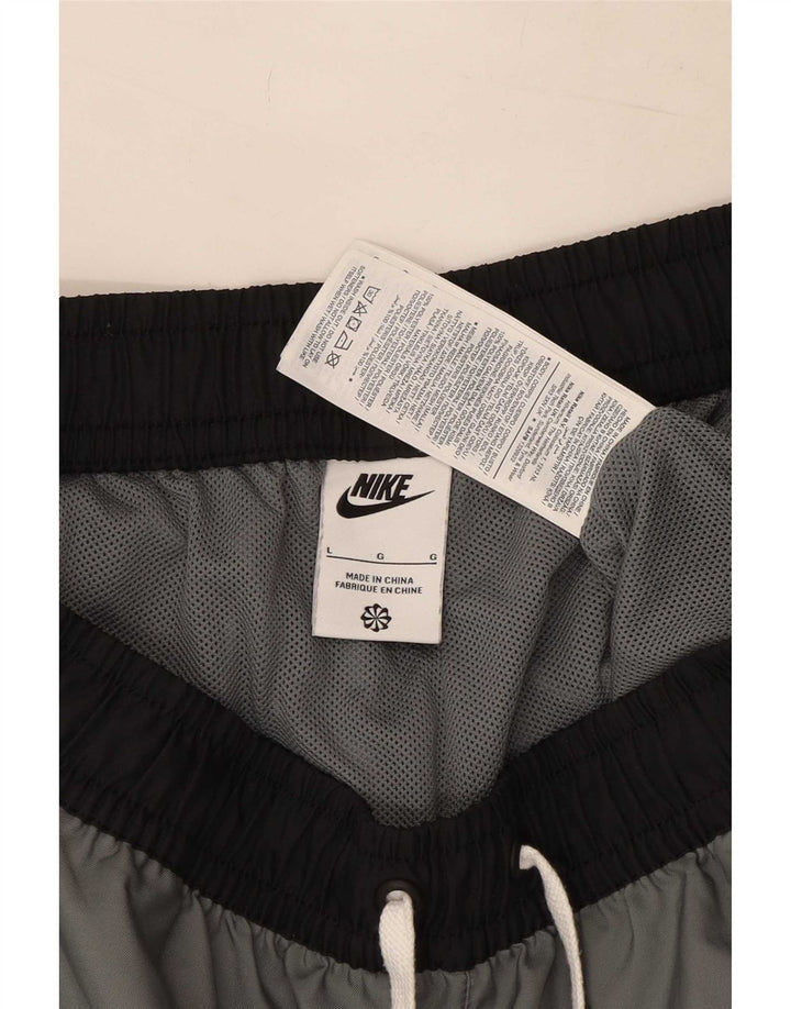 Ανδρικό αθλητικό σορτς Nike με μεγάλο γκρι χρώμα από πολυεστέρα